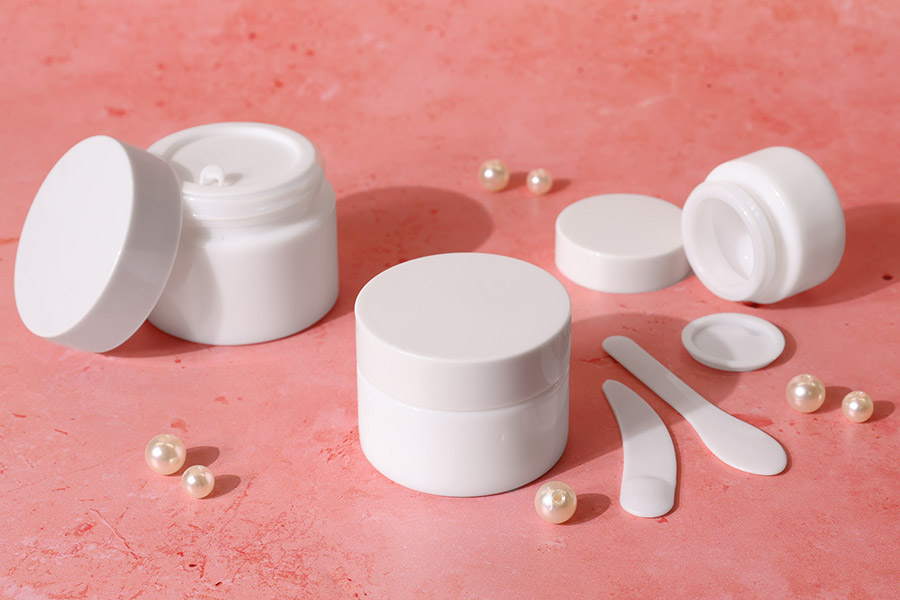 Staklena bela teglica za kreme 15mL, sa zaptivkom u belom plastičnom zatvaraču i međupoklopcem-grupa_slika