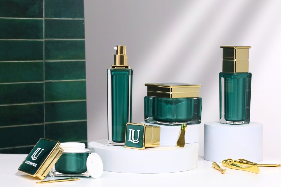 Luksuzna akrilna teglica 50 mL za kremu u smaragdnoj boji sa plastičnim međupoklopcem-grupa_slika