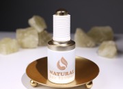 Staklena bočica od 30 mL u beloj boji sa zlatno - belom pipetom na dugme i drenažnim elementom-grupa_slika