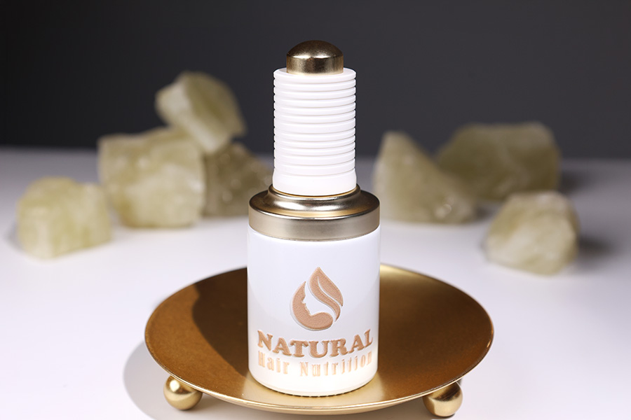 Staklena bočica od 30 mL u beloj boji sa zlatno - belom pipetom na dugme i drenažnim elementom-grupa_slika