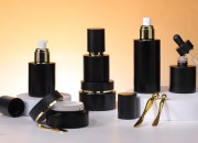 Mat crna staklena bočica od 100 mL sa zlatnim sprejom i mat crnim zatvaračem-