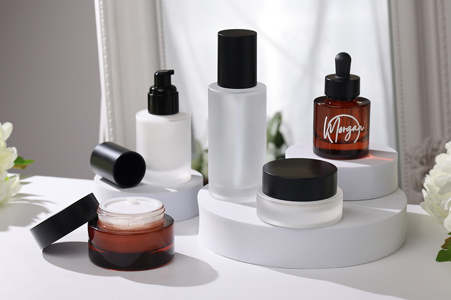 Peskirana staklena bočica od 50mL sa crnim sprejom i crnim mat zatvaračem-grupa_slika