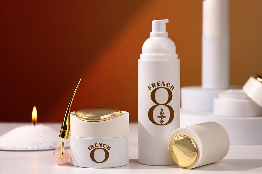 Luksuzna teglica 50 mL u mat beloj boji sa zatvaračem sa zlatnim detaljima (sa unutrašnjom zaptivkom) i plastičnim međupoklopcem-dimenzije_slike