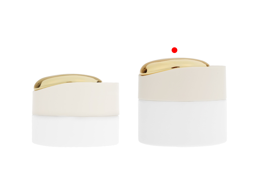 Luksuzna teglica 50 mL u mat beloj boji sa zatvaračem sa zlatnim detaljima (sa unutrašnjom zaptivkom) i plastičnim međupoklopcem-grupa_slika