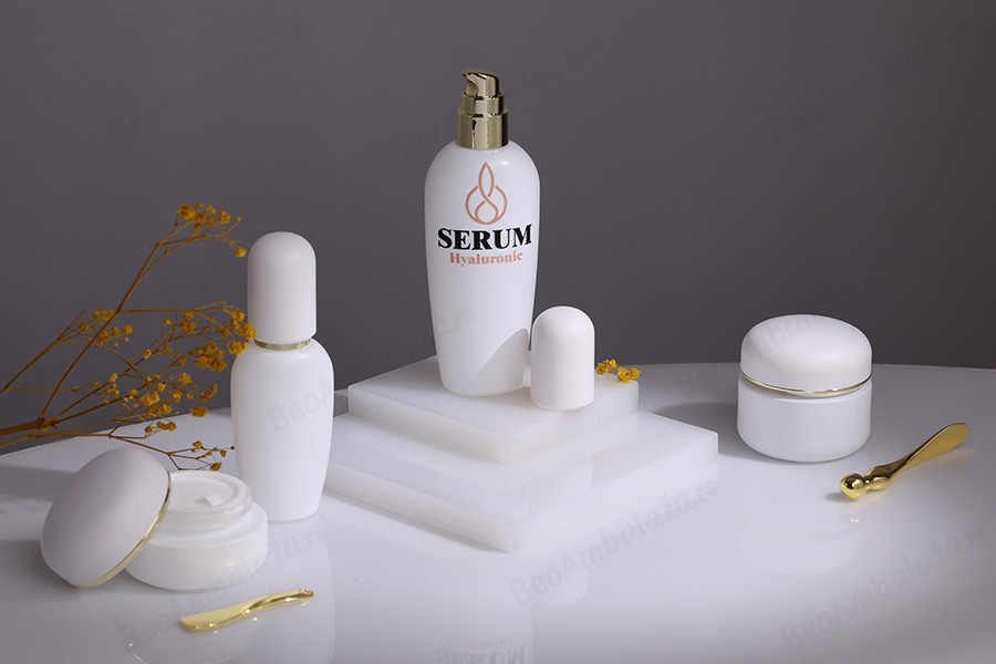 Luksuzna bočica 100mL u mat beloj boji sa zlatnom pumpicom za kreme i mat belim poklopcem-grupa_slika