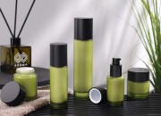 Staklena teglica 50 mL u mat zelenoj boji sa crnim zatvaračem (sa unutrašnjom zaptivkom) i plastičnim međupoklopcem-grupa_slika