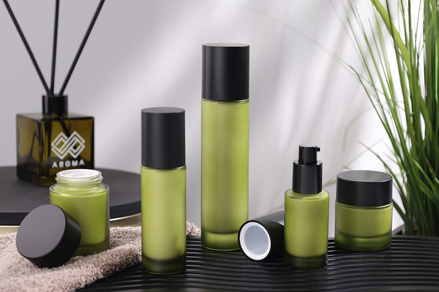 Staklena teglica 50 mL u mat zelenoj boji sa crnim zatvaračem (sa unutrašnjom zaptivkom) i plastičnim međupoklopcem-grupa_slika