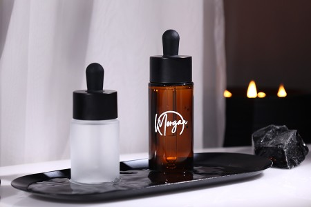 Staklena bočica od 50mL sa crnom mat pipetom i drenažnim elementom-grupa_slika