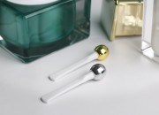 Plastična spatula za kremu 57 mm sa okruglim srebrnim ili zlatnim metalnim vrhom Plastična spatula za kremu 57 mm sa okruglim srebrnim ili zlatnim metalnim vrhom