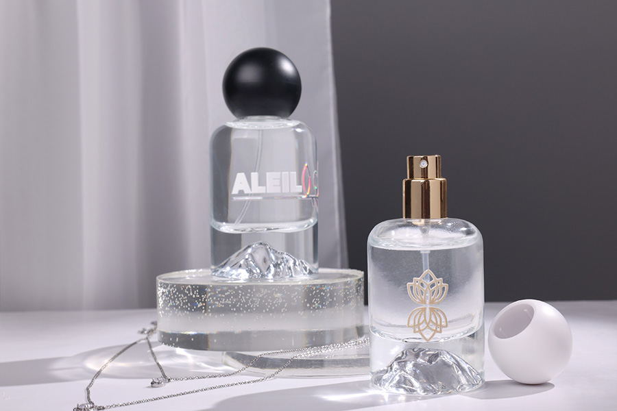 Sprej sa crnim mat okruglim (malim) poklopcem za parfemske bočice sa sigurnosnim Crimp zatvaranjem od 15 mm-grupa_slika