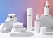 Plastična (PP) kutijica 30mL za kreme u beloj MAT boji sa belim MAT poklopcem, spatulom i plastičnim međupoklopcem Plastična (PP) kutijica 30mL za kreme u beloj MAT boji sa belim MAT poklopcem, spatulom i plastičnim međupoklopcem