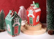 Božićna kartonska poklon kutijica u obliku kućice 70x70x195 mm sa trakom i karticom - 10 kom-grupa_slika