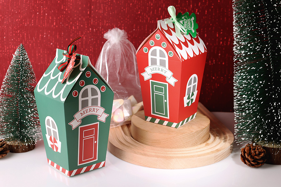 Božićna kartonska poklon kutijica u obliku kućice 70x70x195 mm sa trakom i karticom - 10 kom-grupa_slika