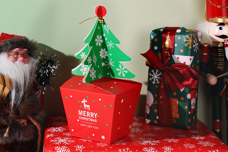 Božićna kartonska poklon kutijica 85x85x230 mm sa jelkom i zvoncetom - 10 kom-grupa_slika