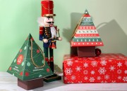 Božićna kartonska poklon kutija 150x150x240 mm u obliku jelke, sa trakom  - 10 kom-grupa_slika