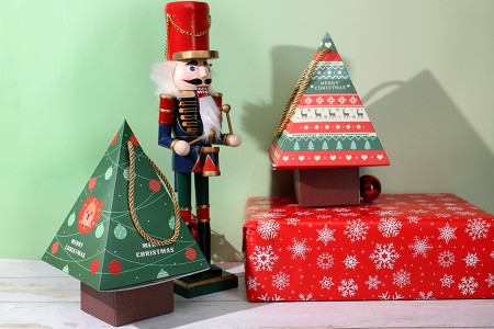 Božićna kartonska poklon kutija 150x150x240 mm u obliku jelke, sa trakom  - 10 kom-grupa_slika