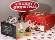 Božićna kartonska poklon kutijica 150x150x130 mm sa prozorom i drškom  - 10 kom-grupa_slika