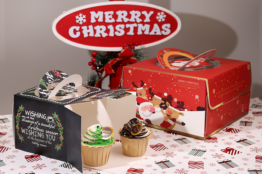 Božićna kartonska poklon kutijica 150x150x130 mm sa prozorom i drškom  - 10 kom-grupa_slika