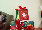 Božićna kartonska poklon kutijica 80x70x90 mm sa trakom  - 10 kom-grupa_slika