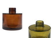 Cilindrična staklena bočica od 100 mL u karamel ili maslinasto zelenoj boji, pogodna za osveživač prostora