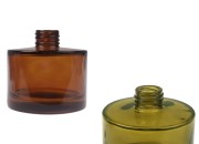 Cilindrična staklena bočica od 200 mL u karamel ili maslinasto zelenoj boji, pogodna za osveživač prostora