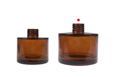 Cilindrična staklena bočica od 200 mL u karamel ili maslinasto zelenoj boji, pogodna za osveživač prostora-grupa_slika