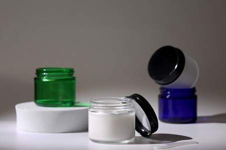 Zelena staklena teglica od 60 mL sa crnim aluminijumskim zatvaračem i unutrašnjom zaptivkom-3