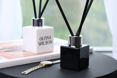 Četvrtasta staklena bočica 100 mL (PP28), pogodna za osveživač prostora, u različitim bojama-grupa_slika