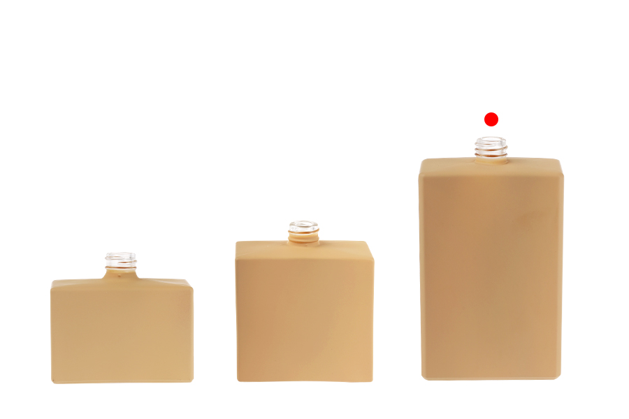 Staklena bočica za parfem 100 mL (15/400) pravougaonog oblika i gumirane bež boje-grupa_slika