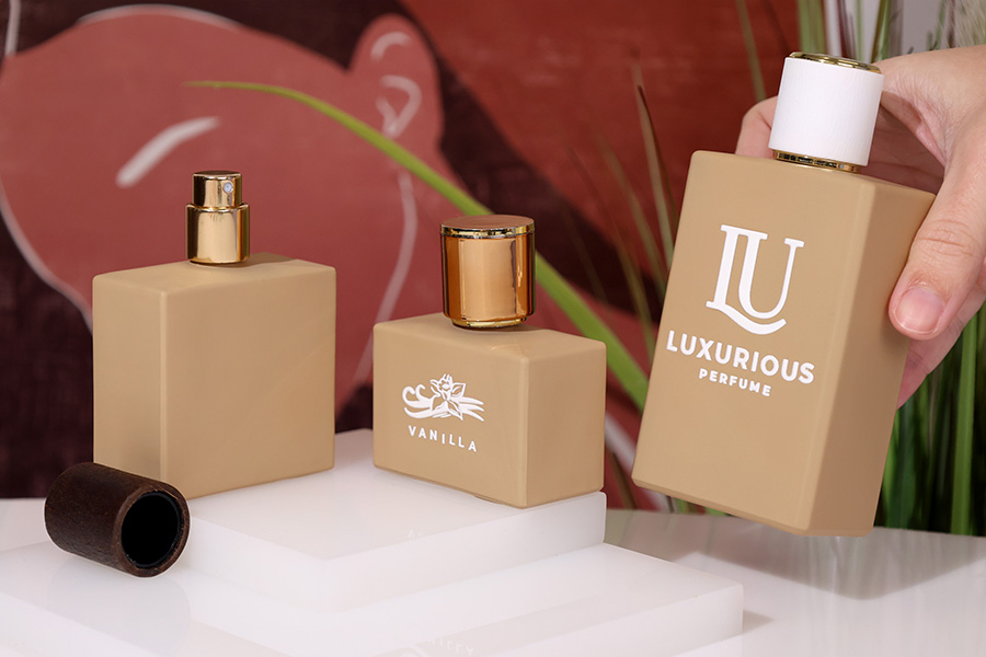 Staklena bočica za parfem 100 mL (15/400) pravougaonog oblika i gumirane bež boje-grupa_slika