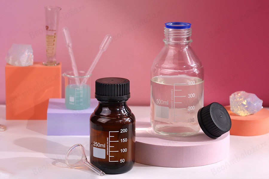 Graduisana staklena boca od 250 ml sa crnim plastičnim poklopcem-grupa_slika
