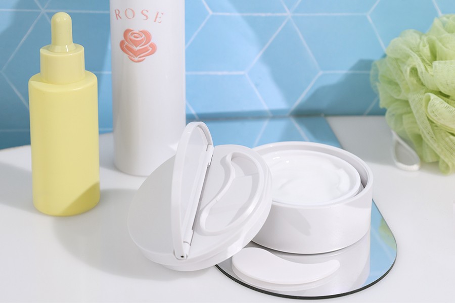 Plastična PP teglica od 50mL u beloj boji sa zatvaračem i spatulom-grupa_slika