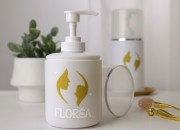 Plastična (HDPE) bela boca od 300 mL sa pumpicom za kremu i providnim poklopcem sa srebrnom linijom-grupa_slika