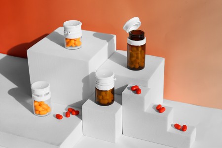 Staklena bočica od 10mL u providnoj ili karamel boji, sa belim sigurnosnim poklopcem (PP24) za lekove i homeopatske proizvode-grupa_slika