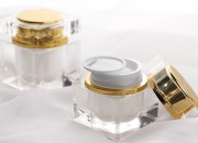 Luksuzna akrilna teglica od 50 mL sa zlatnim zatvaračem i plastičnim međupoklopcem-grupa_slika