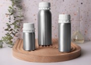 Aluminijumska bočica od 250 mL za čuvanje esencija, parfema i alkoholnih rastvora sa čepom i plastičnim belim zaštitnim zatvaračem Aluminijumska bočica od 250 mL za čuvanje esencija, parfema i alkoholnih rastvora sa čepom i plastičnim belim zaštitnim zatvaračem