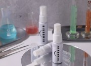 Bela aluminijumska bočica od 15 mL sa belim plastičnim sprejom-grupa_slika