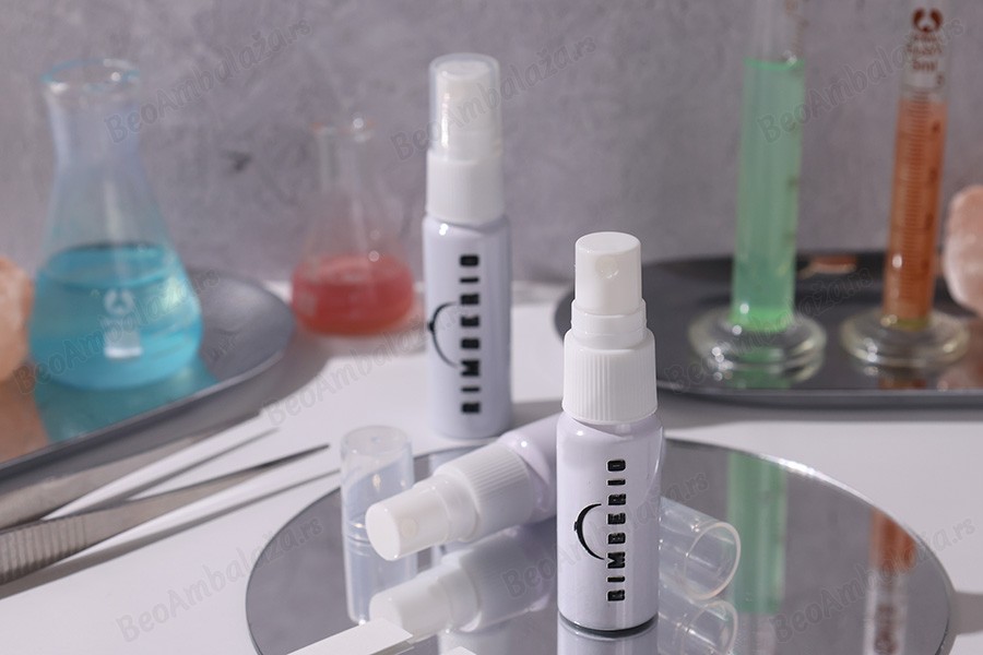 Bela aluminijumska bočica od 5 mL sa belim plastičnim sprejom-