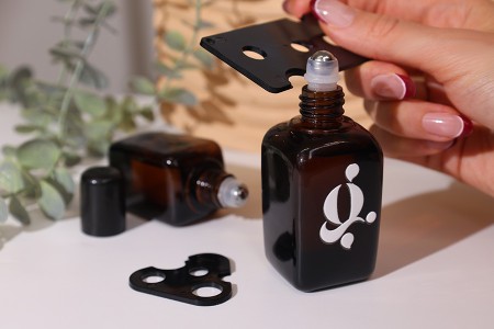 Metalna roll-on kuglica PP18 sa crnim plastičnim zatvaračem-grupa_slika