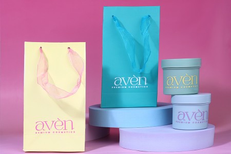 Laminirana papirna poklon kesa 110x60x200 mm sa ručkom od tila od 2 cm u raznim bojama-grupa_slika