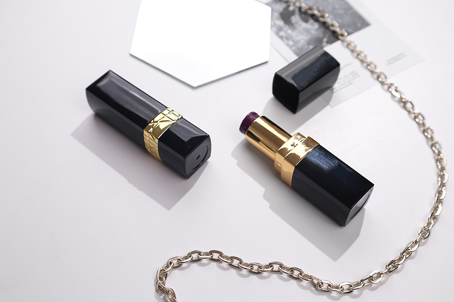 Crna tubica za karmin sa zlatnim detaljem - 5 kom Crna tubica za karmin sa zlatnim detaljem - 5 kom-grupa_slika