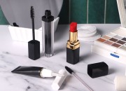 Crna tubica za karmin sa zlatnim detaljem - 5 kom Crna tubica za karmin sa zlatnim detaljem - 5 kom-grupa_slika