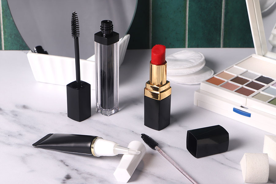 Crna tubica za karmin sa zlatnim detaljem - 5 kom Crna tubica za karmin sa zlatnim detaljem - 5 kom-grupa_slika