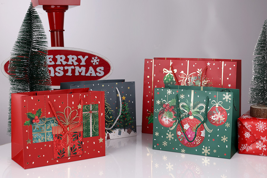 Božićne papirne poklon kese, dimenzija 310x120x250 mm (210 g) sa ručkom - 12 kom raznih motiva-grupa_slika