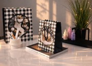 Božićna crno-bela papirna poklon-kesa  sa crnim kanapom  180x100x230 mm – 12 komada različitih dezena-grupa_slika