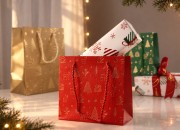 Božićna papirna poklon-kesa 150x70x140 mm sa ručkom od kanapa – 12 komada, različite boje-grupa_slika