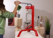 Stona mašina za postavljanje plutanih čepova u vinske flaše-grupa_slika