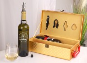 Luksuzna kutija za dve vinske flaše sa dodacima i kožnom presvlakom u zlatnoj i crvenoj boji-grupa_slika