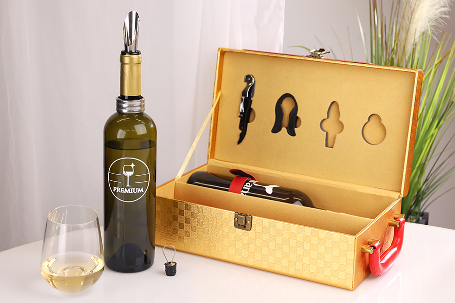 Luksuzna kutija za dve vinske flaše sa dodacima i kožnom presvlakom u zlatnoj i crvenoj boji-grupa_slika