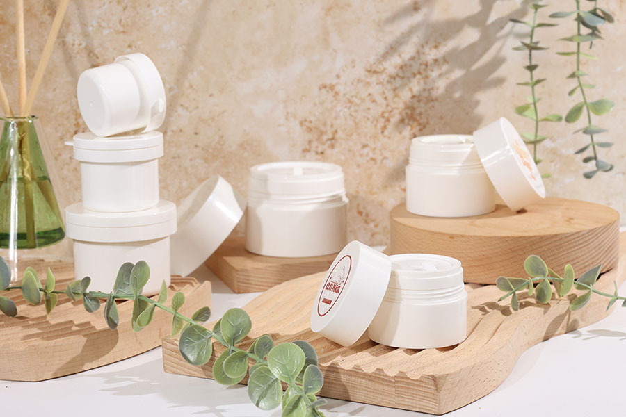 Plastična dopunjiva teglica 50mL sa zatvaračem i plastičnim međupoklopcem-grupa_slika